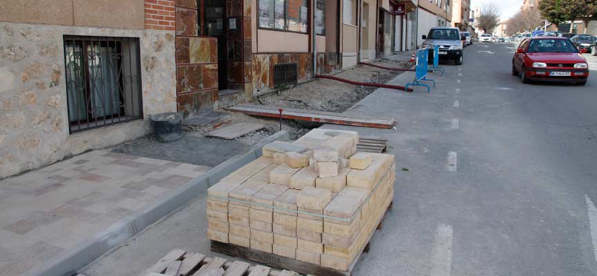 Obras-adoquinado-acera-calle-Bartolomé-de-la-Cueva-en-Cuéllar-escuellar