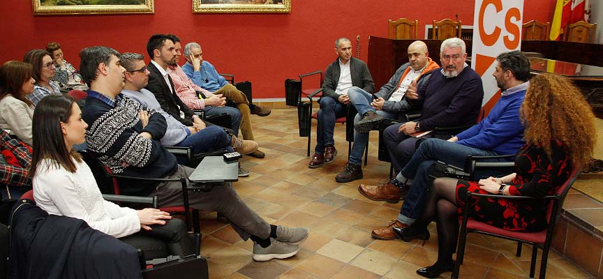 Procurador-Castilla-y-León-.José-Ignacio-Delgado-con-simpatizantes-Ciudadanos-en-Cuéllar-escuellar