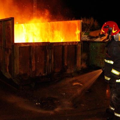 Arden dos contenedores de cartón y madera en el Punto Limpio de Cuéllar