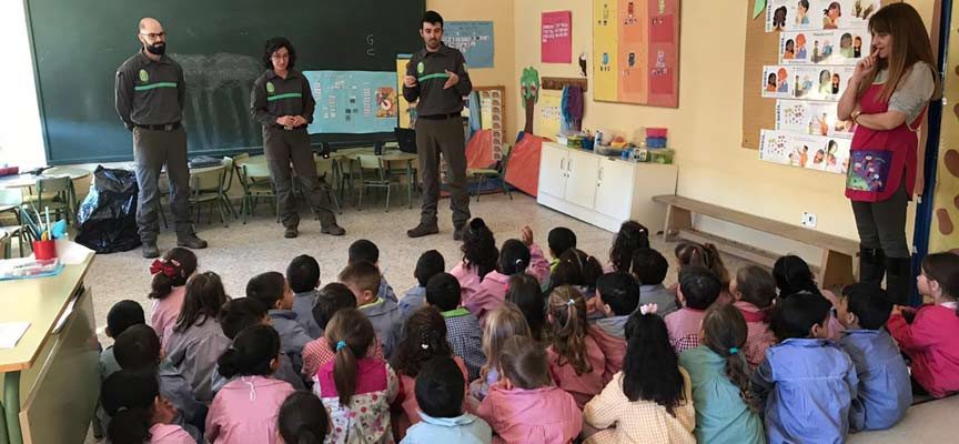 Agentes medioambientales de la Junta participan en una jornada de educación ambiental en el colegio de Cantalejo