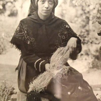 La fotografía `Mujer cardando´ del cuellarano padre Benito de Frutos, pieza del mes del Museo de Segovia