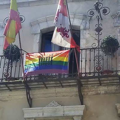 La bandera arcoiris luce en el Ayuntamiento de Cuéllar con motivo del Día del Orgullo Gay