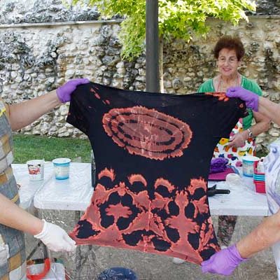 Cultura acerca la artesanía textil con talleres con lana y de teñido artesanal de telas
