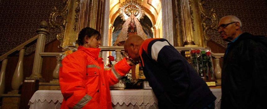 Centenares de personas acuden a su cita con la Virgen de El Henar a pesar de la climatología