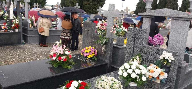 Centenares de personas visitan hoy los cementerios de la comarca