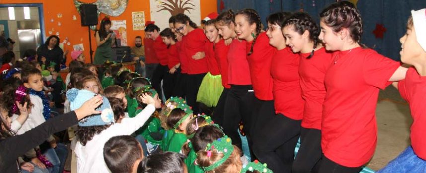 Los escolares inician sus vacaciones al ritmo de villancicos y coreografías