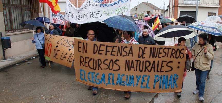 Manifestación en Gomezserracín en 2019 en contra de la concentración parcelaria y la tercera fase de recarga del acuífero del Carracillo. | Foto: Gabriel Gómez |