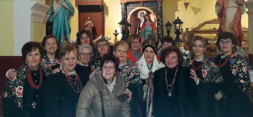 Aguederas de Fuenterrebollo posan junto a la imagen de la santa.