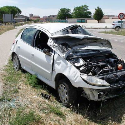 Abandonan un vehículo en la carretera de El Henar tras sufrir un accidente