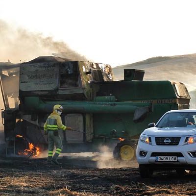 El fuego originado en una cosechadora afecta a una tierra de trigo en Cuéllar
