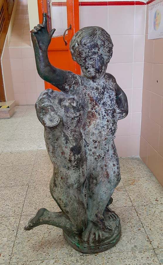Estado actual de la estatua original de la fuente del colegio de La Villa