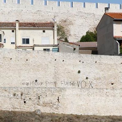 Patrimonio anuncia que las pintadas realizadas en la muralla de Cuéllar “no van a quedar impunes”