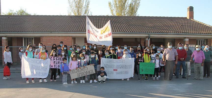 Los padres del colegio de Gomezserracín protestarán el lunes ante la Dirección Provincial de Educación por un docente más