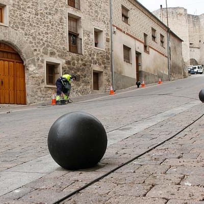 Tráfico instala bolardos para preservar las aceras para los peatones en el casco histórico de Cuéllar