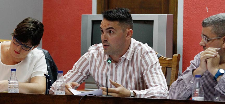 Borja Sanz, concejal de Centrados en el Ayuntamiento de Cuéllar, interviene en un pleno