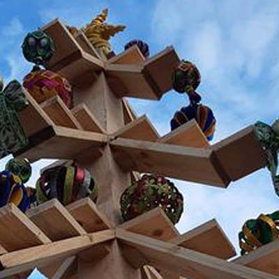 Bolas y ángeles decoran el árbol de Zarzuela del Pinar que este año suspende su belén viviente