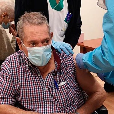 Usuarios y trabajadores del Centro de Mayores Valdihuertos reciben la segunda dosis de la vacuna de la COVID-19