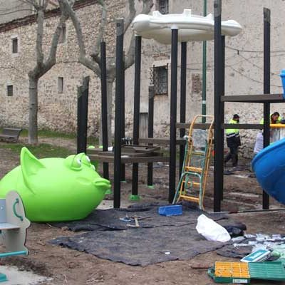 Comienza la instalación de la nueva zona de juegos infantil en el parque de Santa Clara