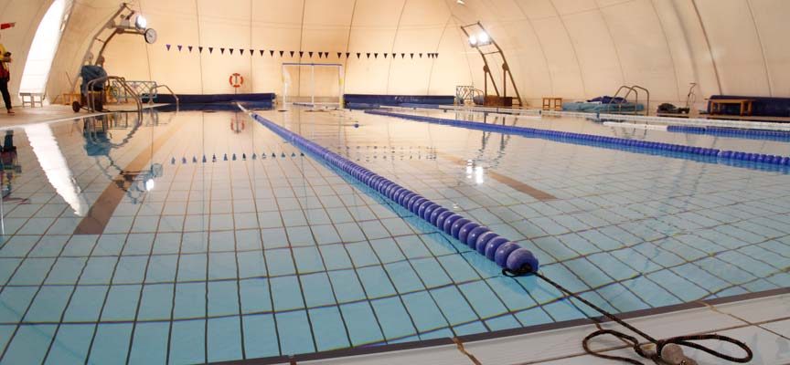 El Ayuntamiento adjudica provisionalmente la cubierta de la piscina climatizada en 638.154 euros.