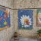 Obras de artistas locales y carteles de fiestas decoran los balcones de Cuéllar