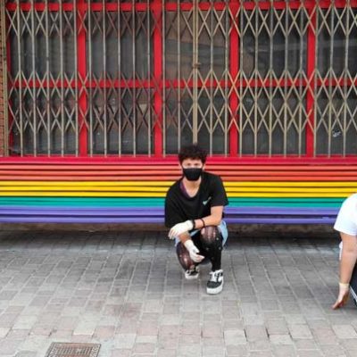 Bancos de colores en el día del Orgullo LGBTI