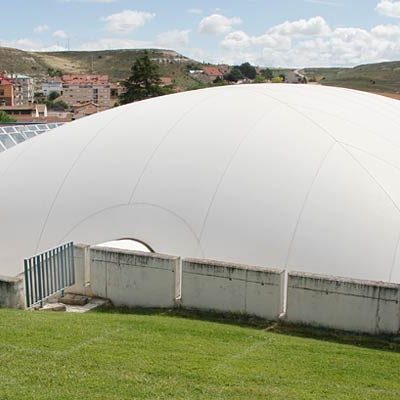 El Ayuntamiento de Cuéllar licita la nueva cubierta de la piscina climatizada