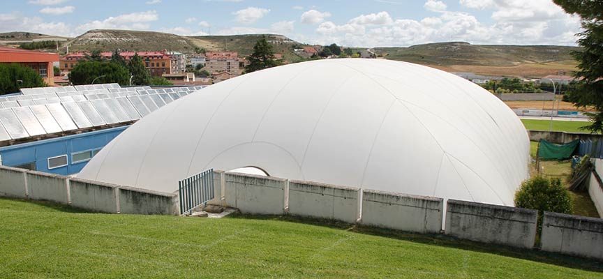 El Ayuntamiento de Cuéllar licita la nueva cubierta de la piscina climatizada