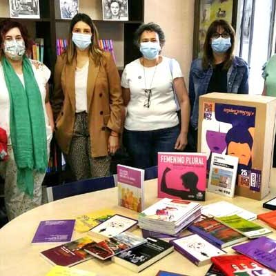 La Secretaría de Mujer e Igualdad de CCOO cede 39 libros al punto violeta de la biblioteca de Cuéllar
