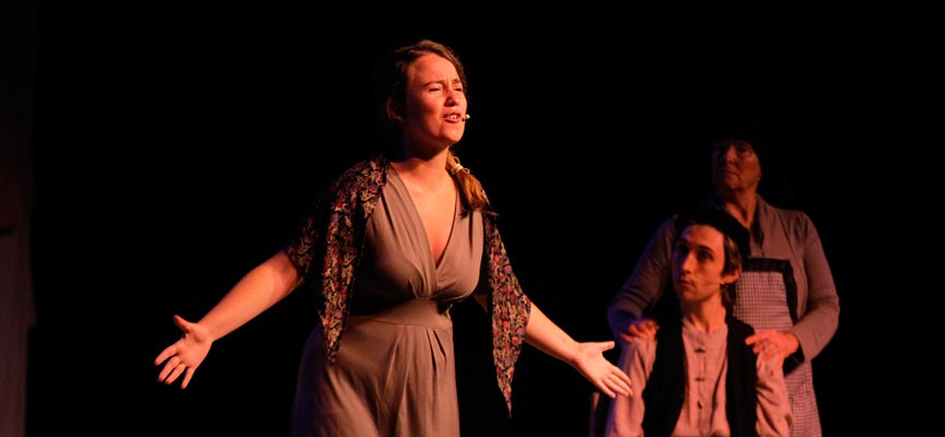 Representación de la obra de teatro «Cierva acosada», de Gente Festeamus. | Foto: Gabriel Gómez |