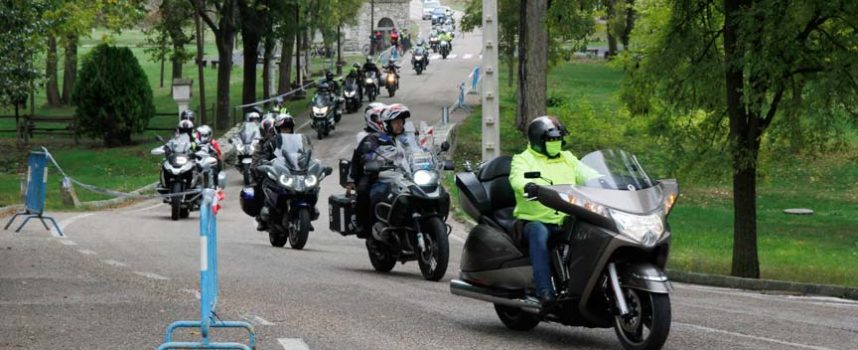 La `Vuelta Mototurística a la provincia de Valladolid´ visita Cuéllar y El Henar
