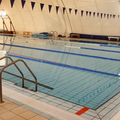 La piscina climatizada de Cuéllar abrirá mañana su puertas al público