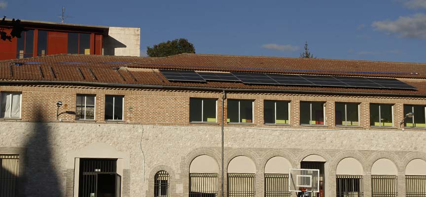 Placas solares instaladas en el colegio La Villa. _ esCuellar