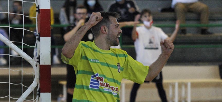 Callejo celebra un gol con el FS Cuéllar en el pabellón Santa Clara