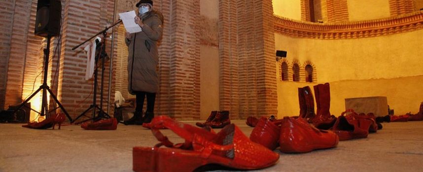 Zapatos rojos en recuerdo de las fallecidas por violencia de género en 2021