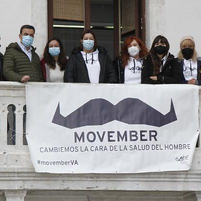El bigote de Movember se instala en la fachada del Ayuntamiento de Cuéllar