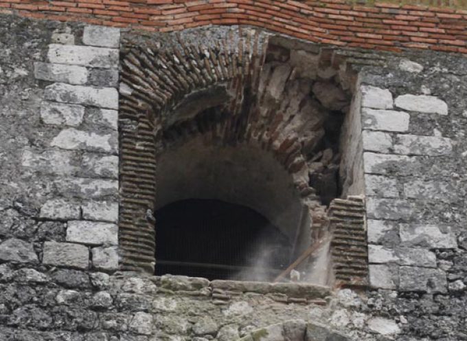 Se desploma parte del ladrillo que recubre una de las ventanas góticas de la torre de la iglesia de San Andrés