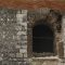 Se desploma parte del ladrillo que recubre una de las ventanas góticas de la torre de la iglesia de San Andrés
