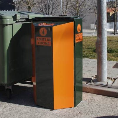 Medio Ambiente instala seis nuevos contenedores para la recogida de aceite usado en Cuéllar