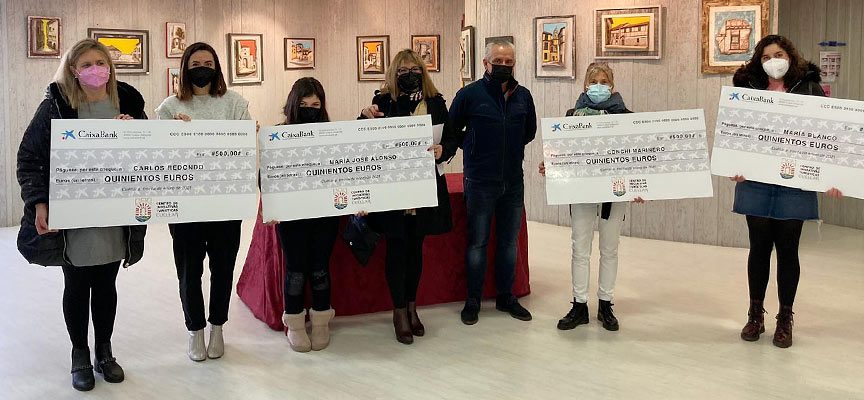 Los cuatro ganadores de los premios de 500 euros del CIT reciben sus cheques