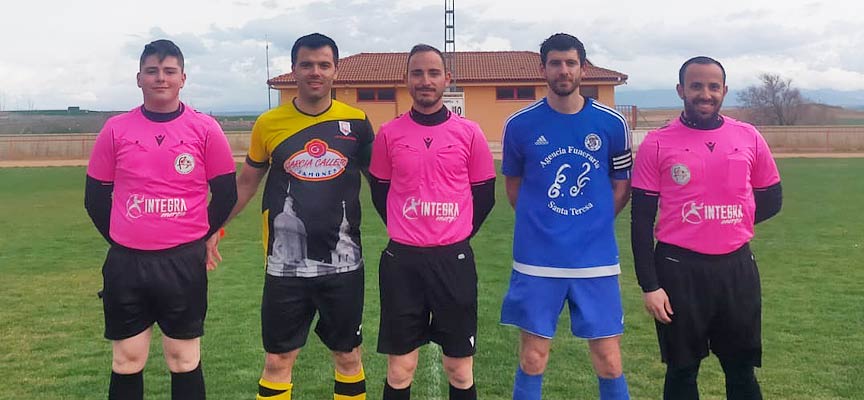 Árbitros y capitanes posan antes del partido entre el CD Carbonero y el CD Cuéllar