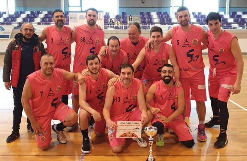 Jugadores del Cuéllar Basket con la copa de campeón de la Liga BasketVall 2021/22