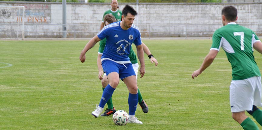 Pablo Lozano protege el balón en el partido entre el CD Cuéllar y el Prádena.