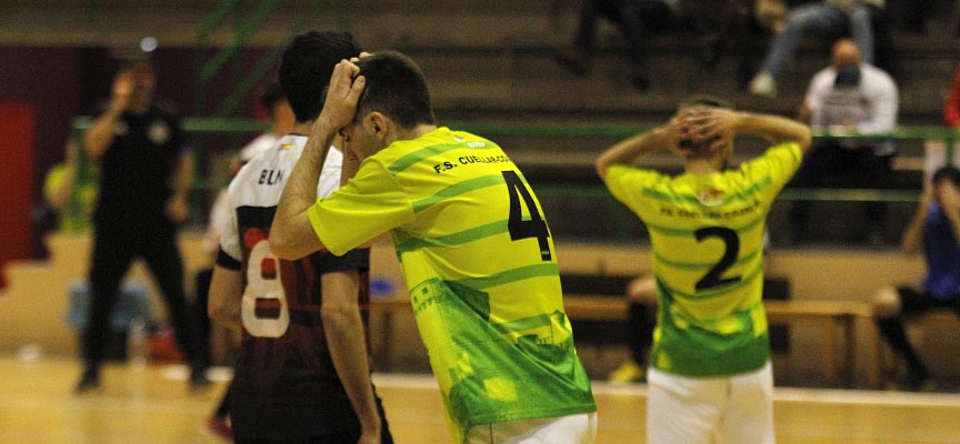 Dos jugadores del FS Cuéllar se lamentan tras una ocasión desaprovechada durante un partido en Cuéllar. | Foto: Gabriel Gómez |