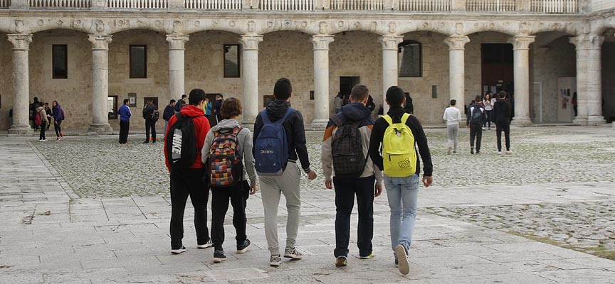 Alumnos camino de sus aulas en el IES Duque de Alburquerque. | Foto: Gabriel Gómez |