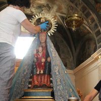 La Virgen de El Henar viste hasta el domingo el manto de la Orden de Carlos III recién restaurado
