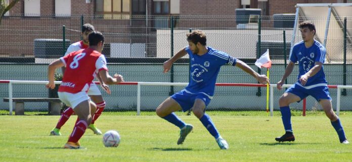 La defensa del CD Cuéllar trata de frenar el avance del Briviesca