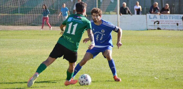 El jugador del Villamuriel, Mikel, encara al capitán del CD Cuéllar, Demi.