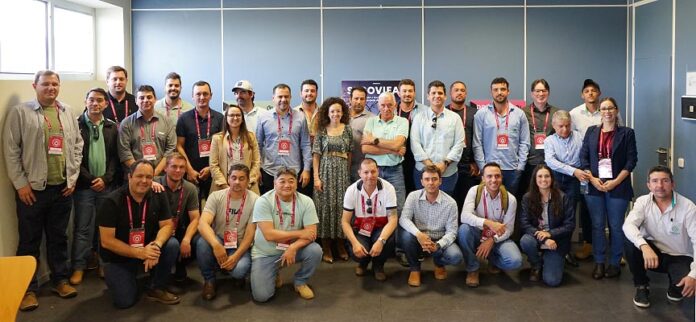 Asistentes al encuentro de productores de Ajo de Vallelado y productores de Brasil