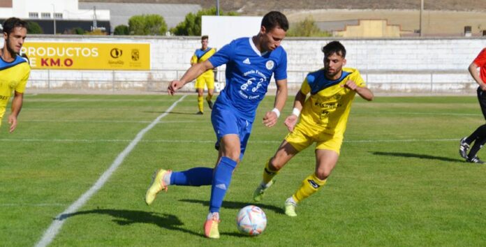El jugador del CD Cuellar, Antonio, conduce en una acción ofensiva en el partido frente al Colegios Diocesanos