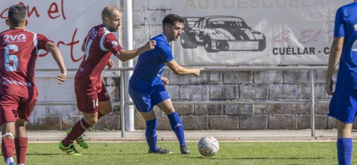 Callejo, del CD Cuéllar, es presionado por el visitante granjeño Roldán.